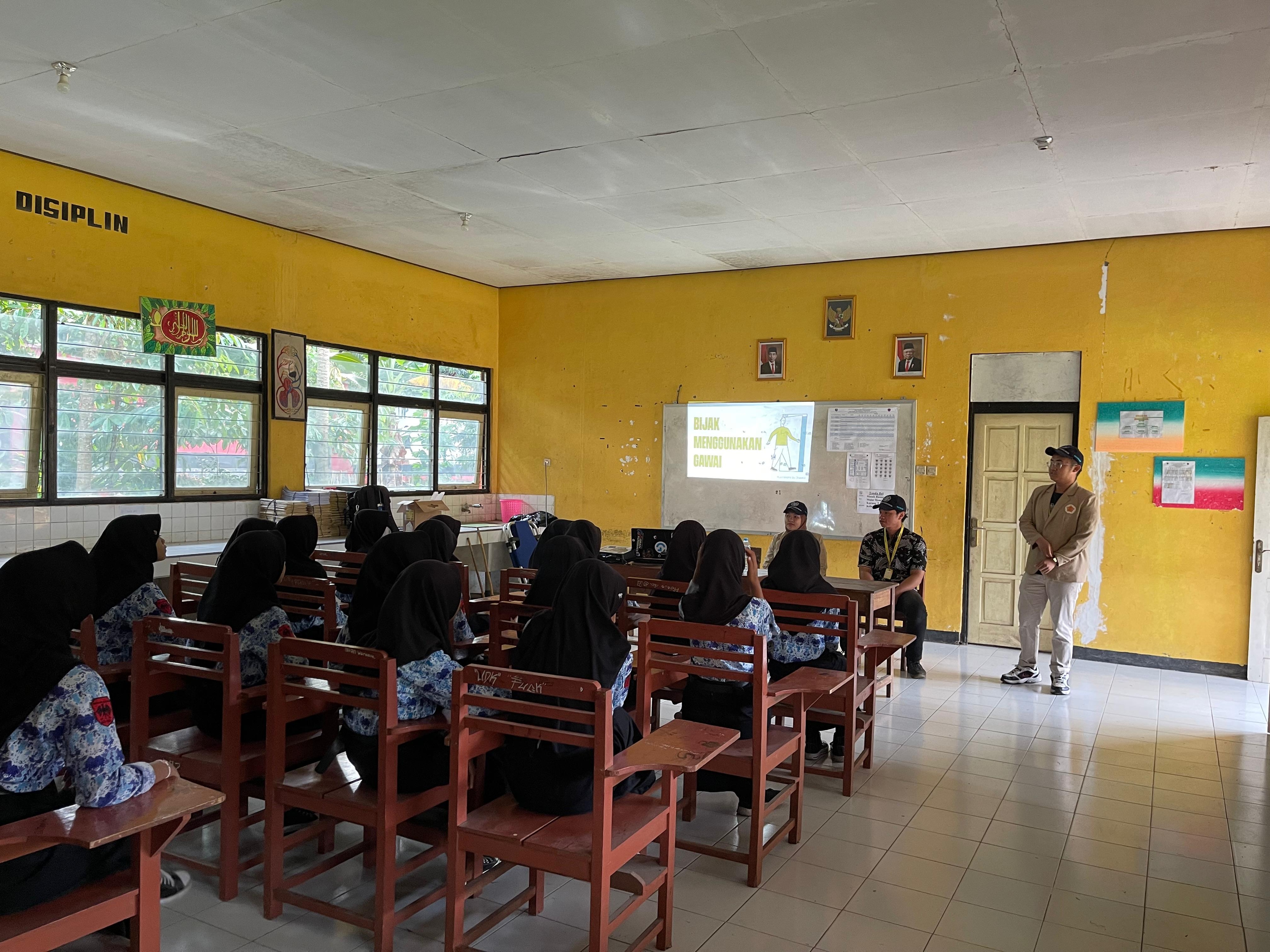 Banner Mengingat Bahaya Penggunaan Gawai serta Dampaknya pada Kesehatan Mental: Tim KKN-PPM UGM 2024 Melaksanakan Sosialisasi Bijak Menggunakan Gawai dan Skrining Kesehatan Mental di SMP 3 Mojosongo