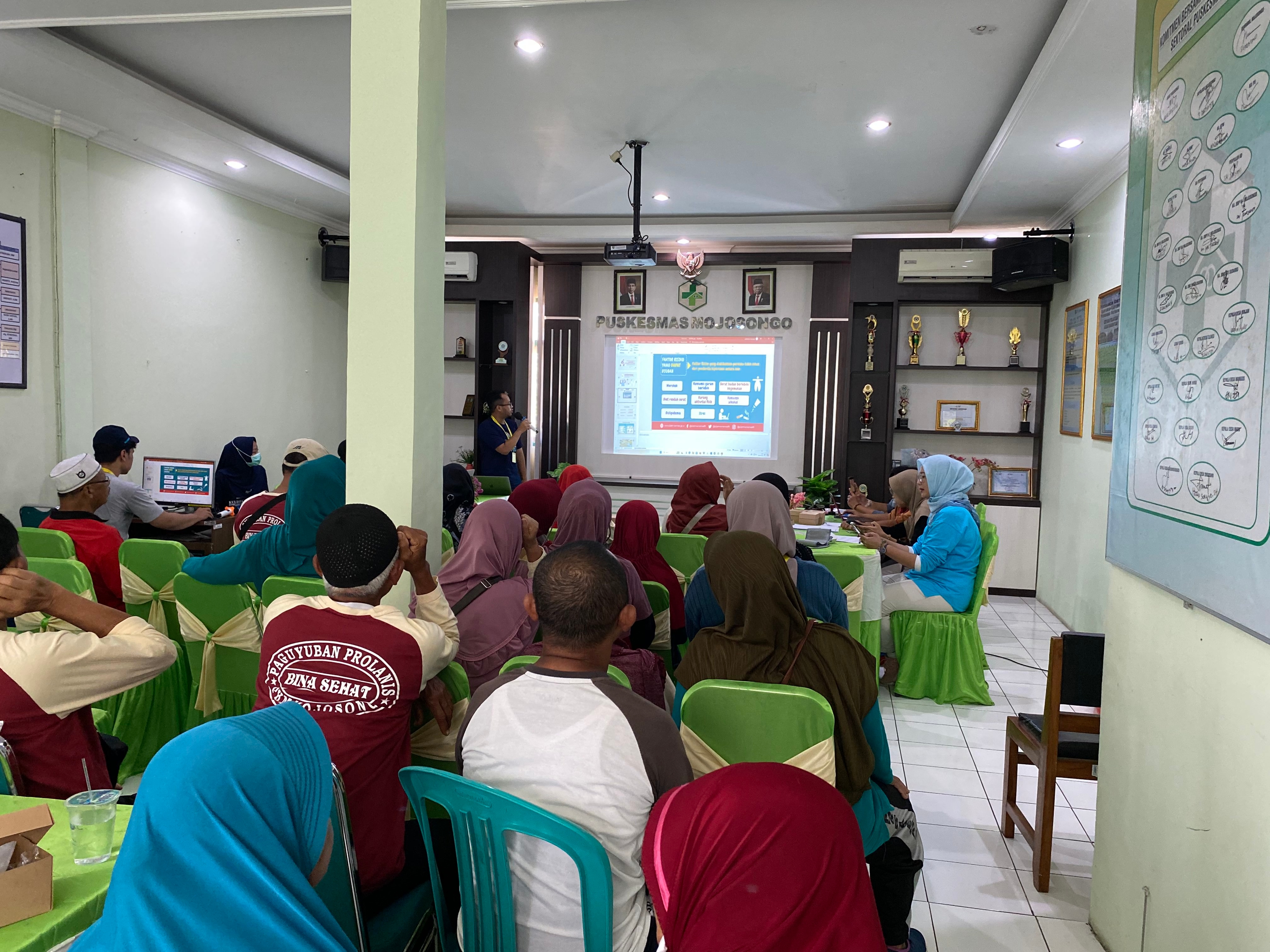 Banner Mencegah Penyakit Tidak Menular : Mahasiswa KKN-PPM UGM Unit JT-070 Lakukan Edukasi dan Cek Kesehatan terkait Hipertensi dan DM