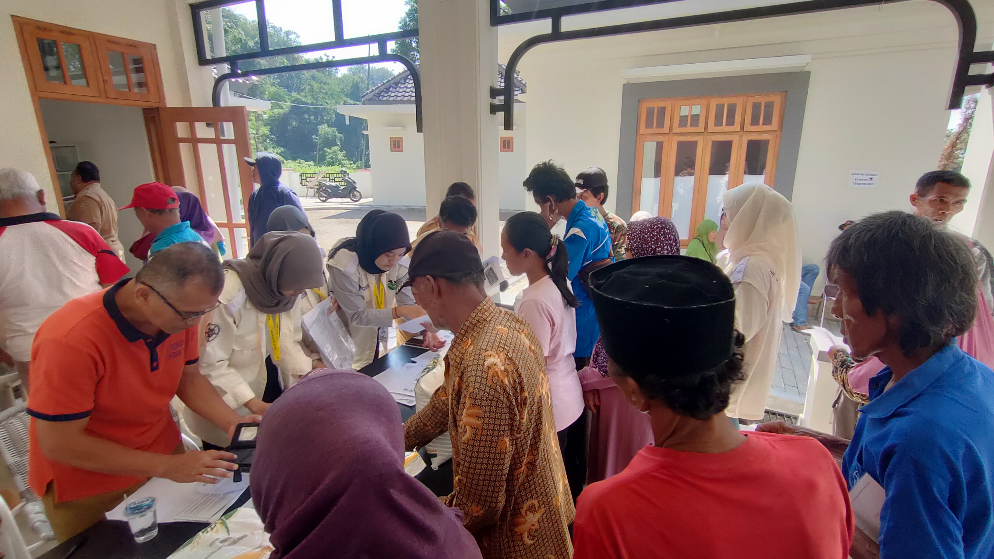 Banner Penyaluran Bantuan Beras untuk Warga Desa Kragilan: Pererat Hubungan Sosial dan Kepedulian