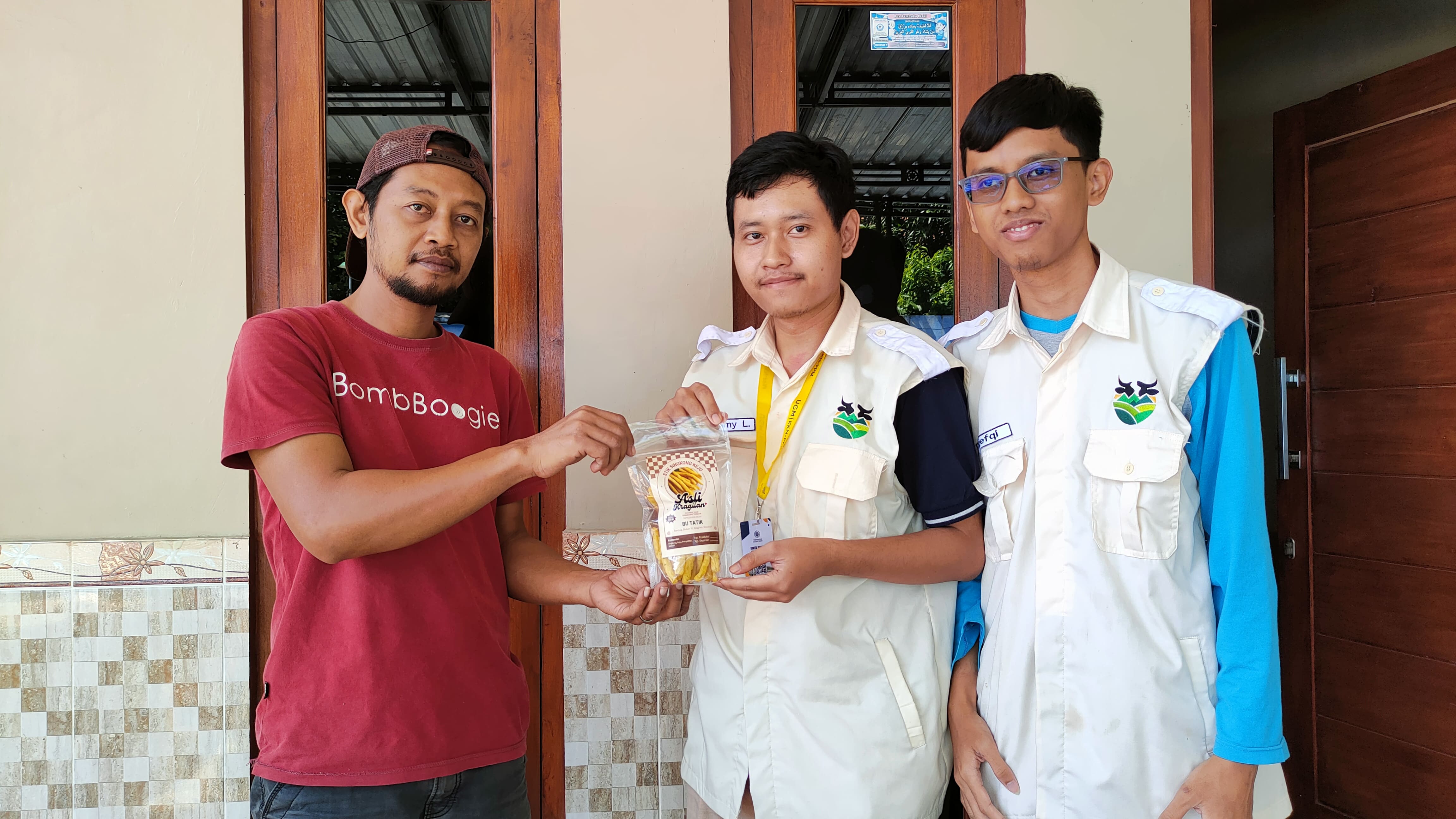 Banner Demonstrasi Pembuatan sekaligus Peresmian Label Produk Stik Singkong Keju: Peningkatan Keberlanjutan Industri Rumah Tangga